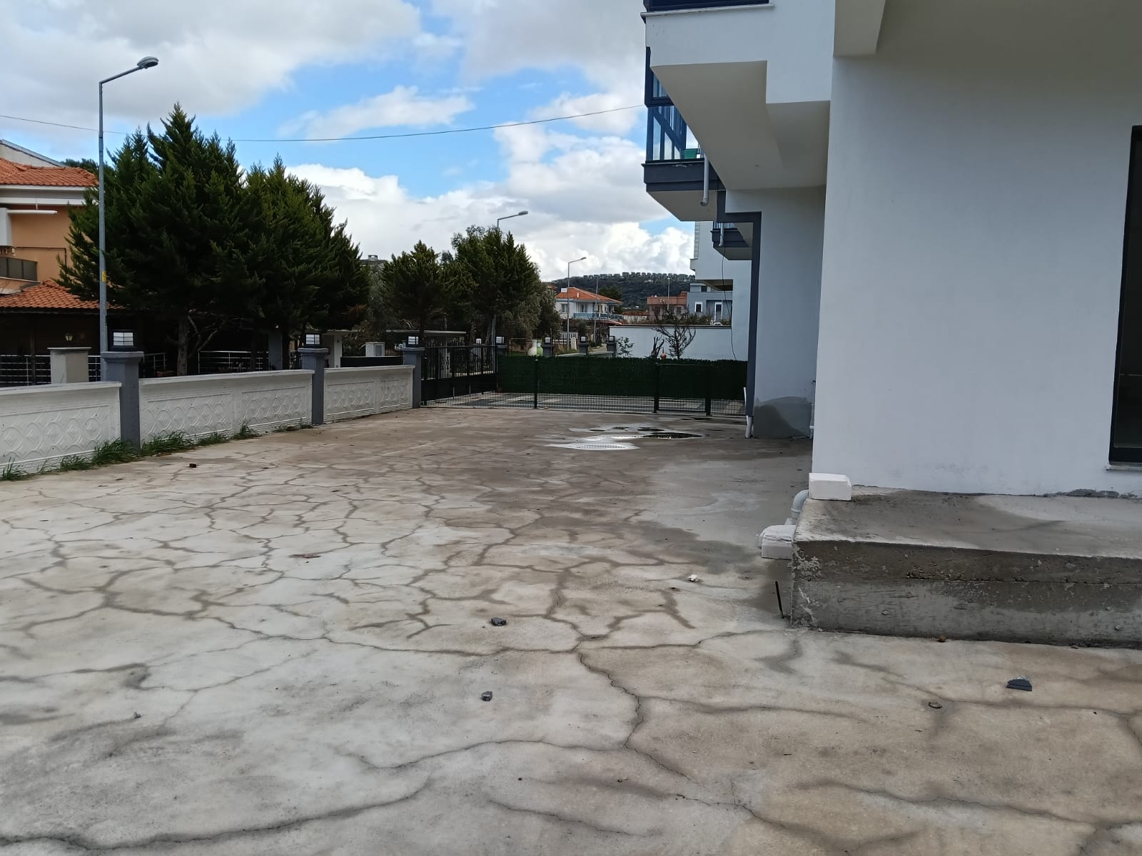 FOÇA GENCELLİ'DE CADDE ÜZERİ -GÜÇLÜ KONUMLU SATILIK DÜKKANLAR görsel 3