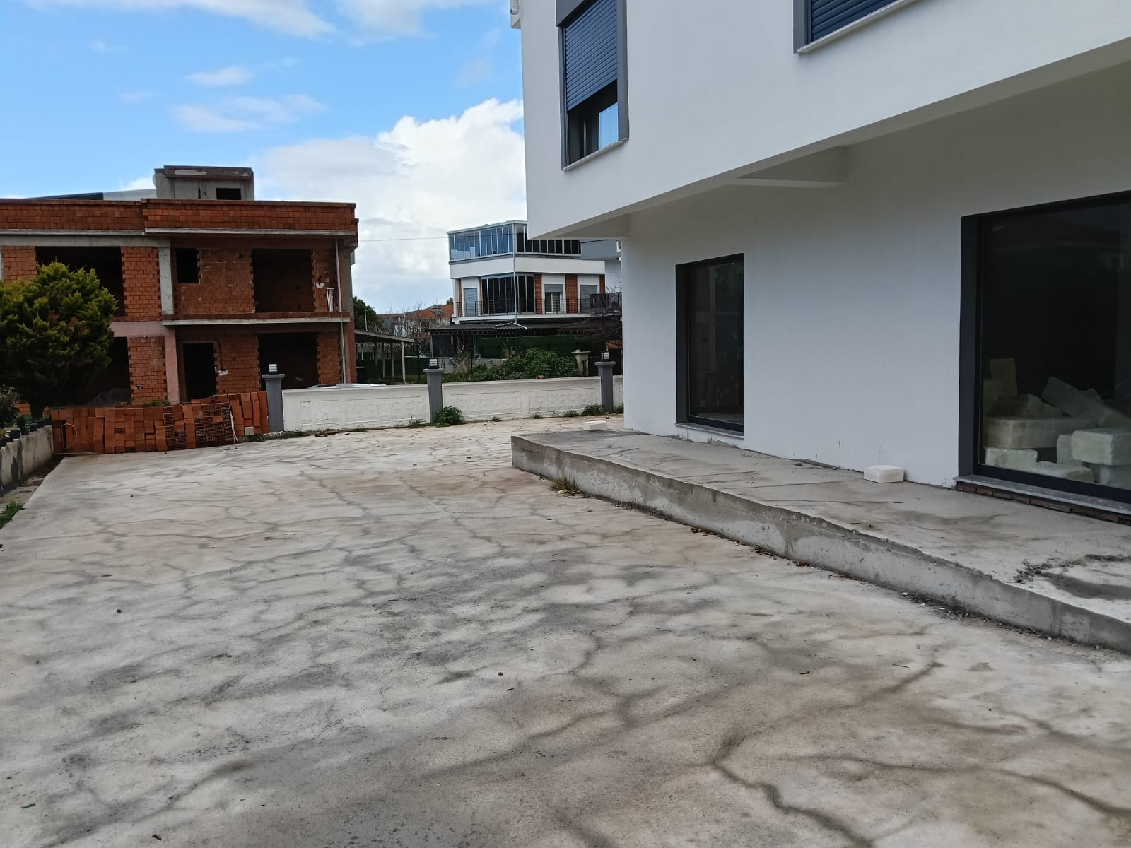 FOÇA GENCELLİ'DE CADDE ÜZERİ -GÜÇLÜ KONUMLU SATILIK DÜKKANLAR