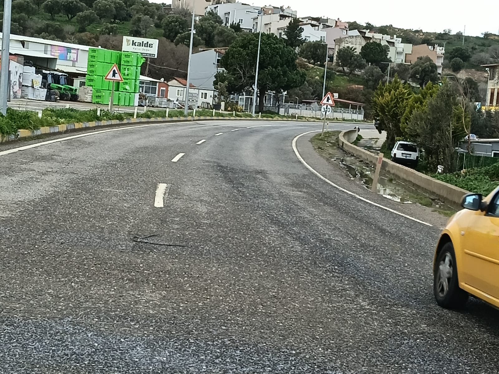 FOÇA GENCELLİ'DE CADDE ÜZERİ -GÜÇLÜ KONUMLU SATILIK DÜKKANLAR görsel 16