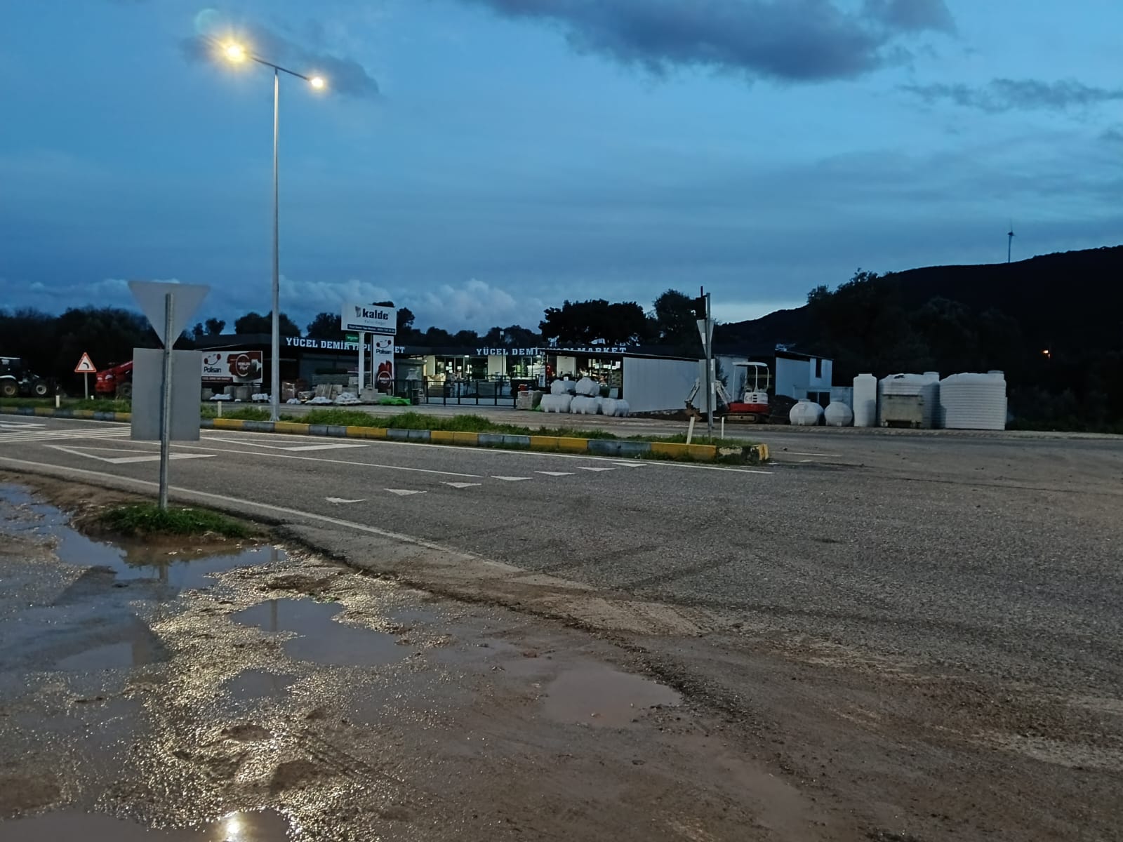 FOÇA GENCELLİ'DE CADDE ÜZERİ -GÜÇLÜ KONUMLU SATILIK DÜKKANLAR görsel 7