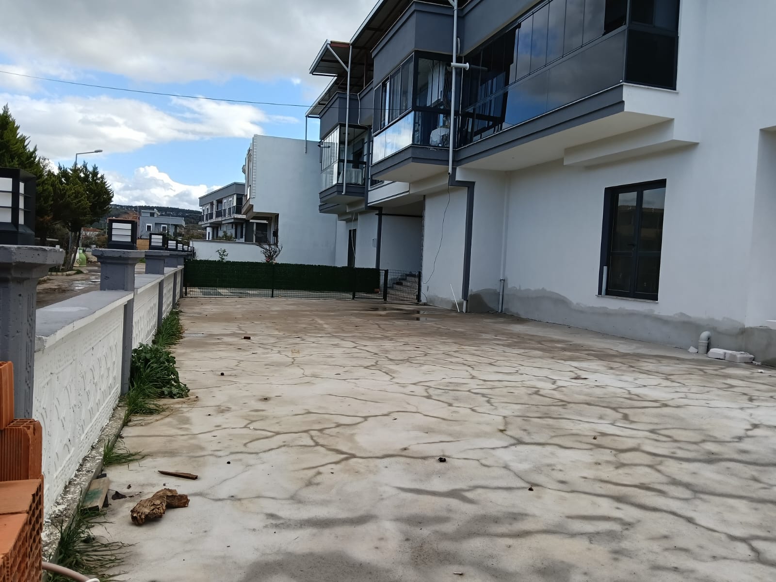 FOÇA GENCELLİ'DE CADDE ÜZERİ -GÜÇLÜ KONUMLU SATILIK DÜKKANLAR görsel 14